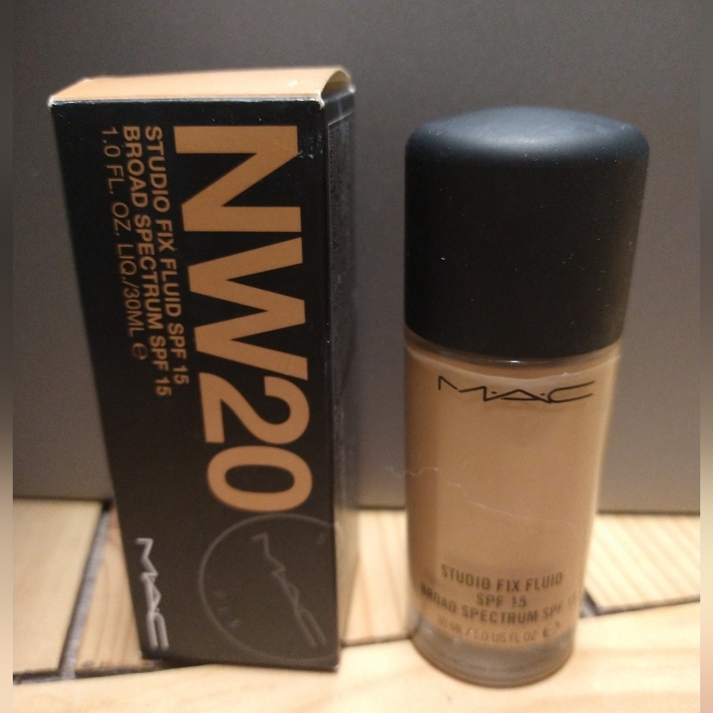 MAC studio fix fluid NW20